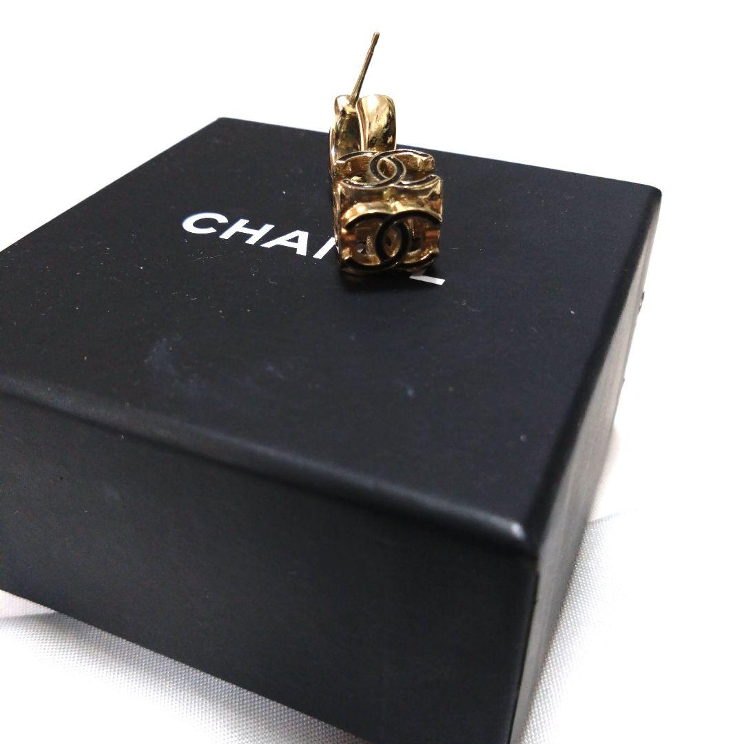 大人気　CHANEL　片耳　ピアス　ココマーク　スイング　A22K