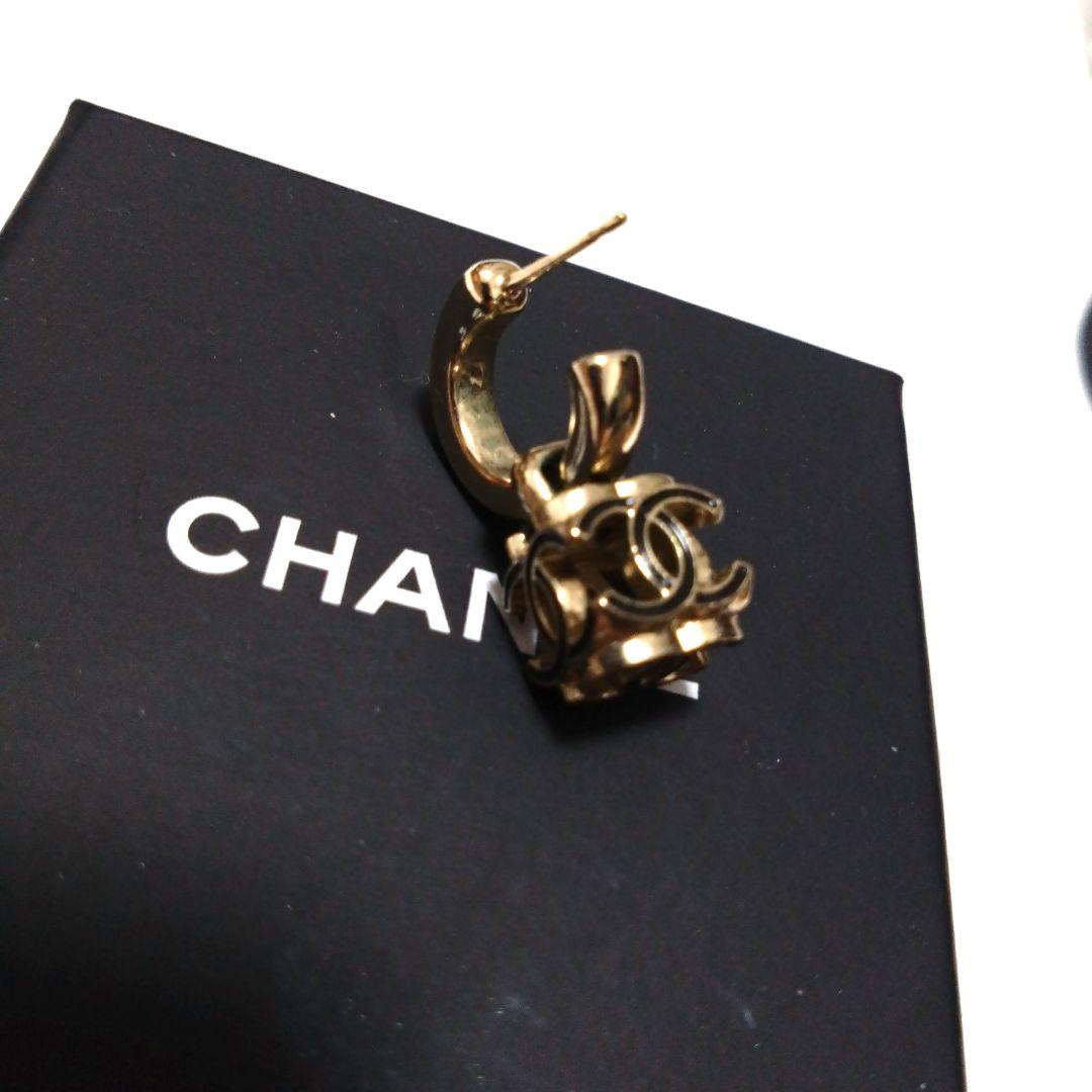大人気　CHANEL　片耳　ピアス　ココマーク　スイング　A22K