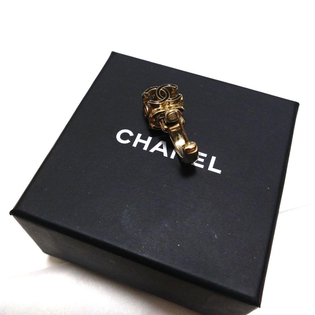 大人気　CHANEL　片耳　ピアス　ココマーク　スイング　A22K