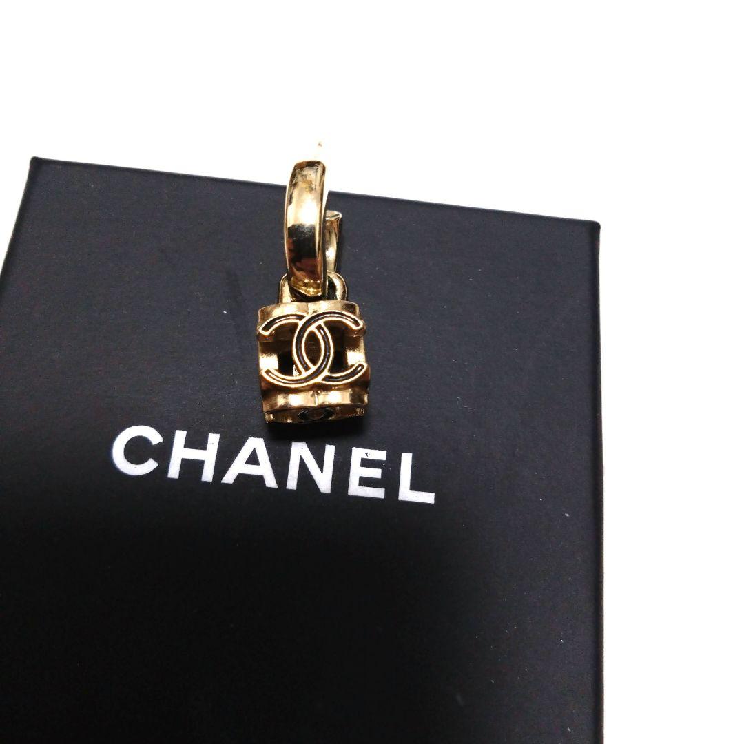 大人気　CHANEL　片耳　ピアス　ココマーク　スイング　A22K