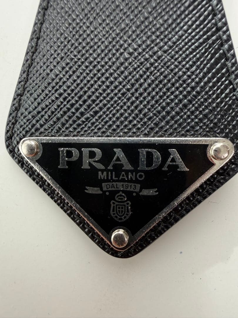 PRADA サフィアーノブラックレザーキーホルダー