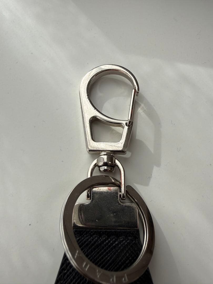 PRADA サフィアーノブラックレザーキーホルダー