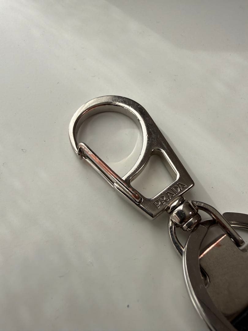 PRADA サフィアーノブラックレザーキーホルダー