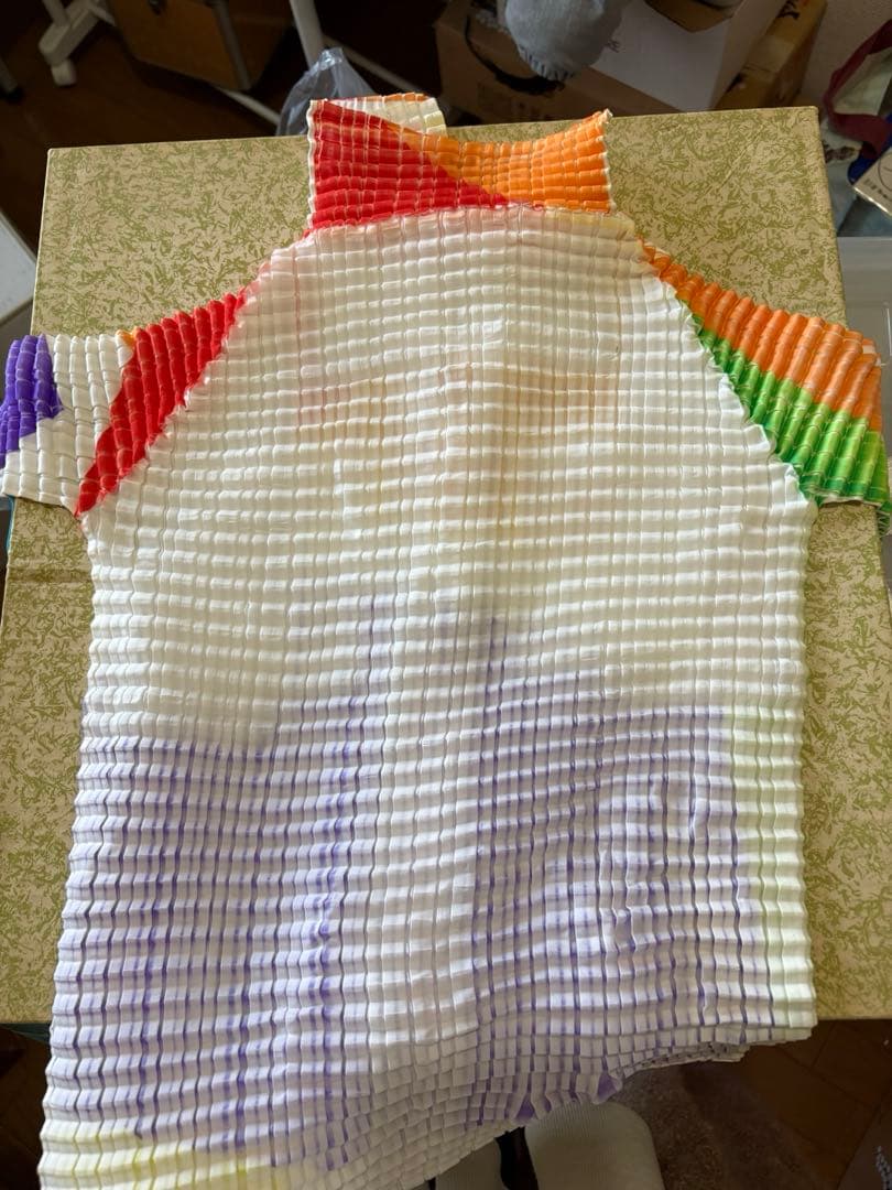 み*め様 ISSEY MIYAKE半袖シャツ マルチカラーのプリーツ半袖ブラウス