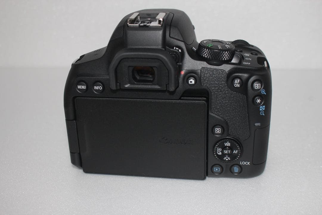 一眼レフカメラcanon kiss x10i標準&望遠&単焦点レンズセット