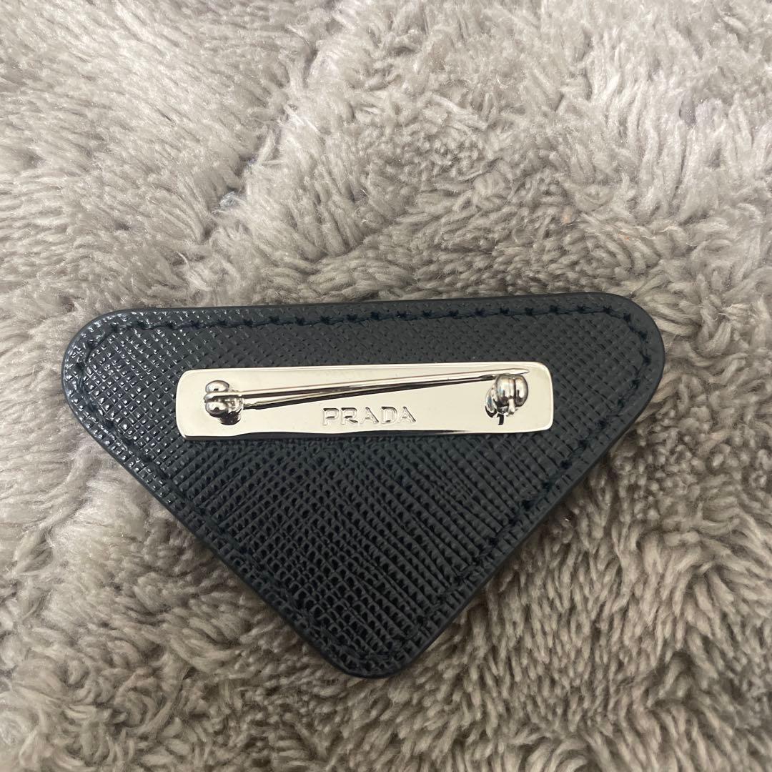 PRADA ブラックレザーブローチ 三角形