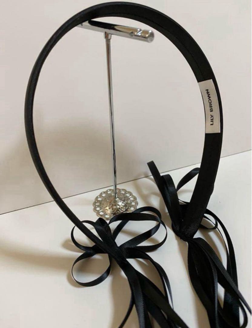 リボンフリンジカチューシャ　リリーブラウン　黒　ブラック　タグ付き　美品　綺麗め
