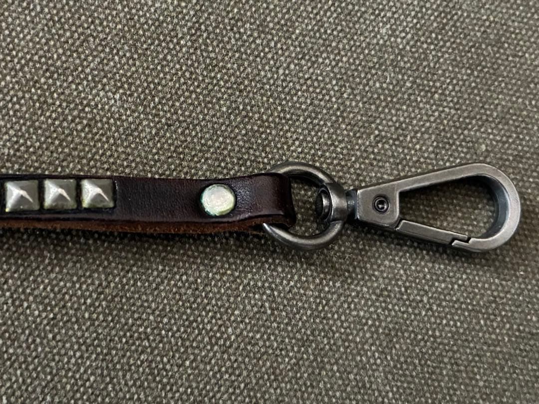 【HTC】スタッズ レザーウォレットコード ダークブラウン