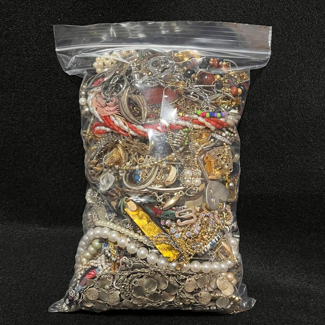 イミテーションアクセサリー まとめ売り 2kg超 ネックレス リング ブローチ等