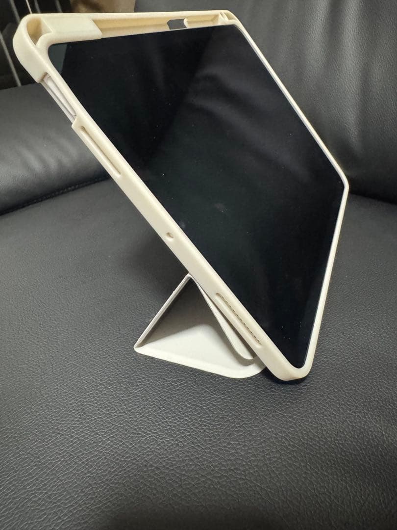 ★ほぼ新品　iPad Air第5世代 64GBスターライト 三つ折りケース付き