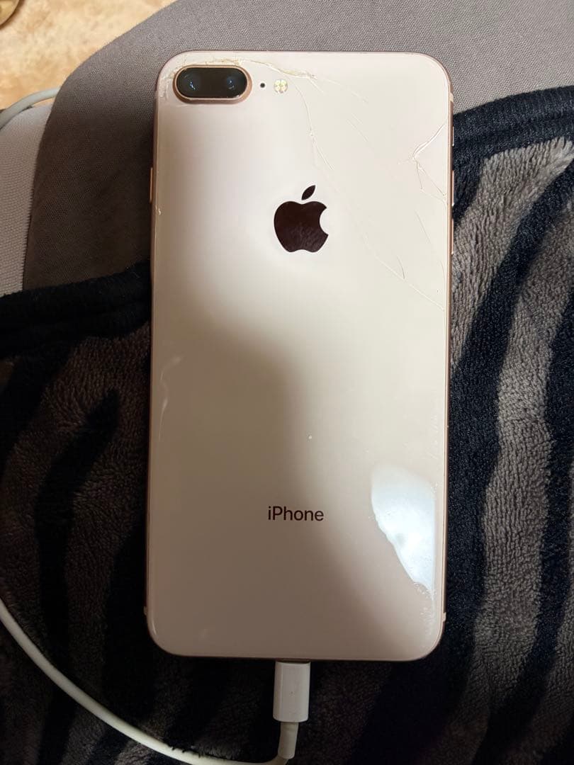 iPhone 8 Plus ゴールド　背面ガラス割れあり