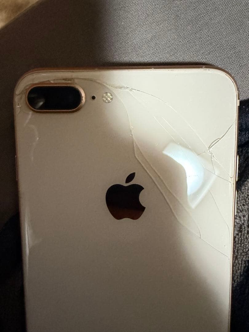 iPhone 8 Plus ゴールド　背面ガラス割れあり