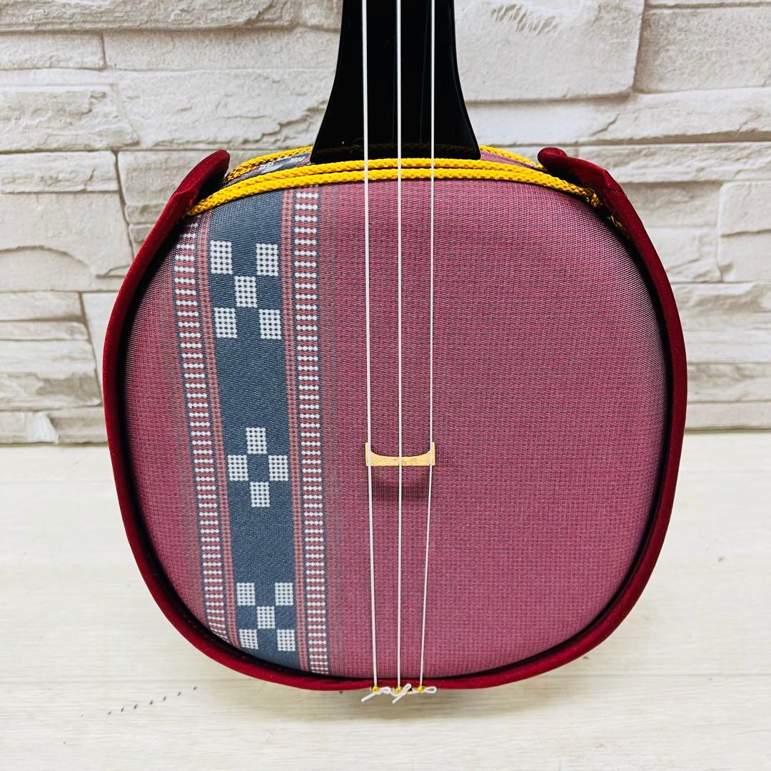 美品 沖縄 三線 オシャレ デザイン張り 布張り？ 人工皮？