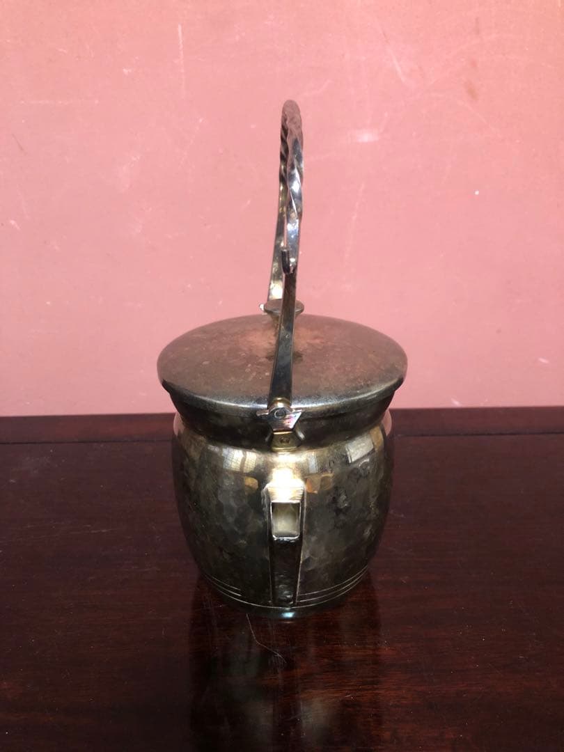 洗練されたフォルムを持つ銀の水注