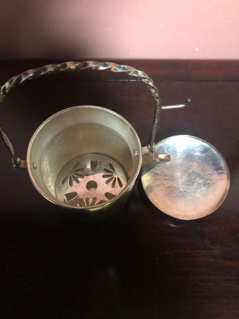 洗練されたフォルムを持つ銀の水注