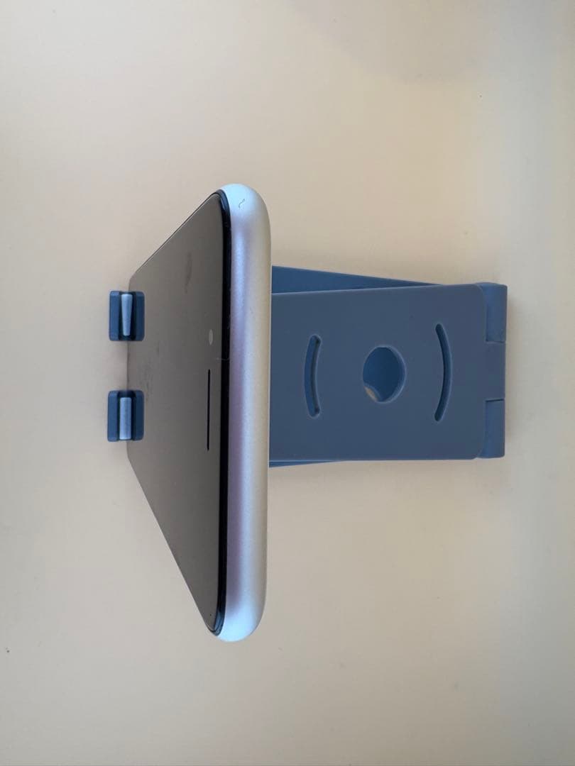 iphone SE 代3世代　128GB スターライト　バッテリー100%