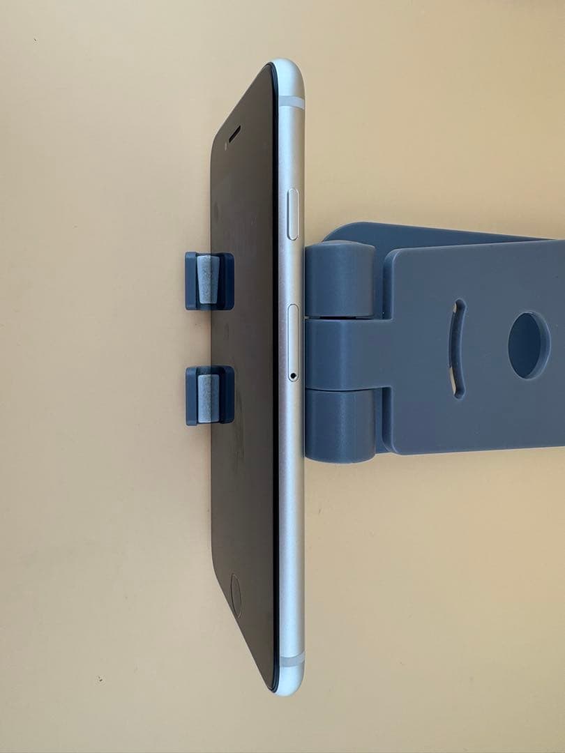 iphone SE 代3世代　128GB スターライト　バッテリー100%