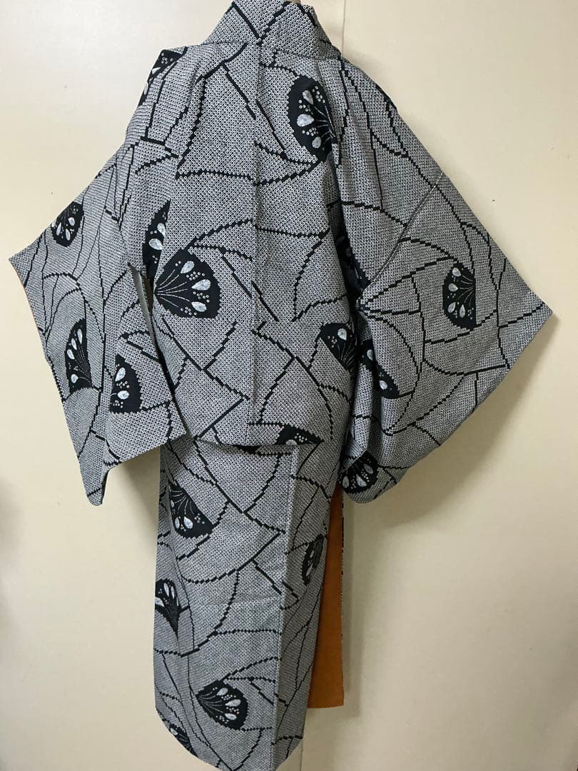 蝶模様絞り柄の小紋着物から　二部式お着物