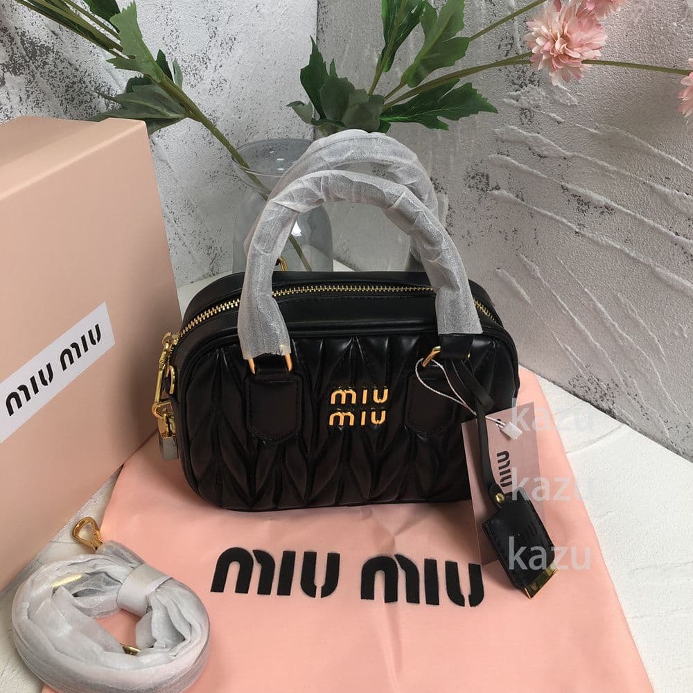 ミュウミュウ ブラックレザー ショルダーバッグ