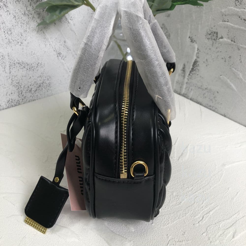 ミュウミュウ ブラックレザー ショルダーバッグ