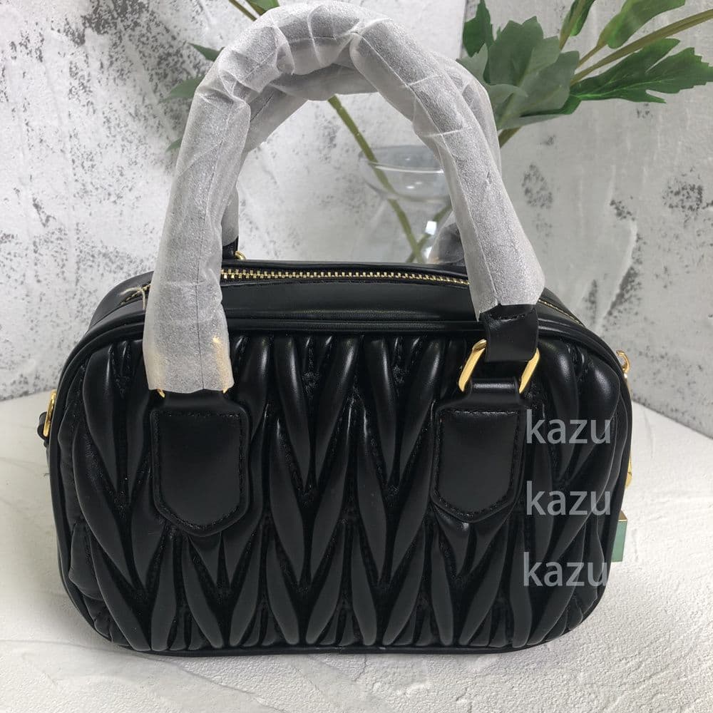 ミュウミュウ ブラックレザー ショルダーバッグ