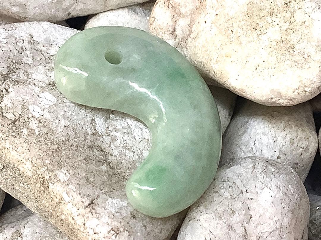 ✳極上高額翡翠勾玉‼️ 糸魚川翡翠ジェダイト　本物の守護石お守り　鑑別書付本物を‼️