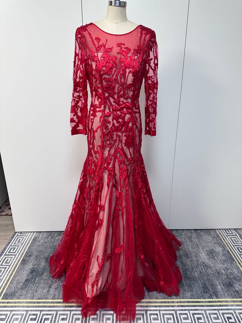 赤い刺繍入りパーティードレス