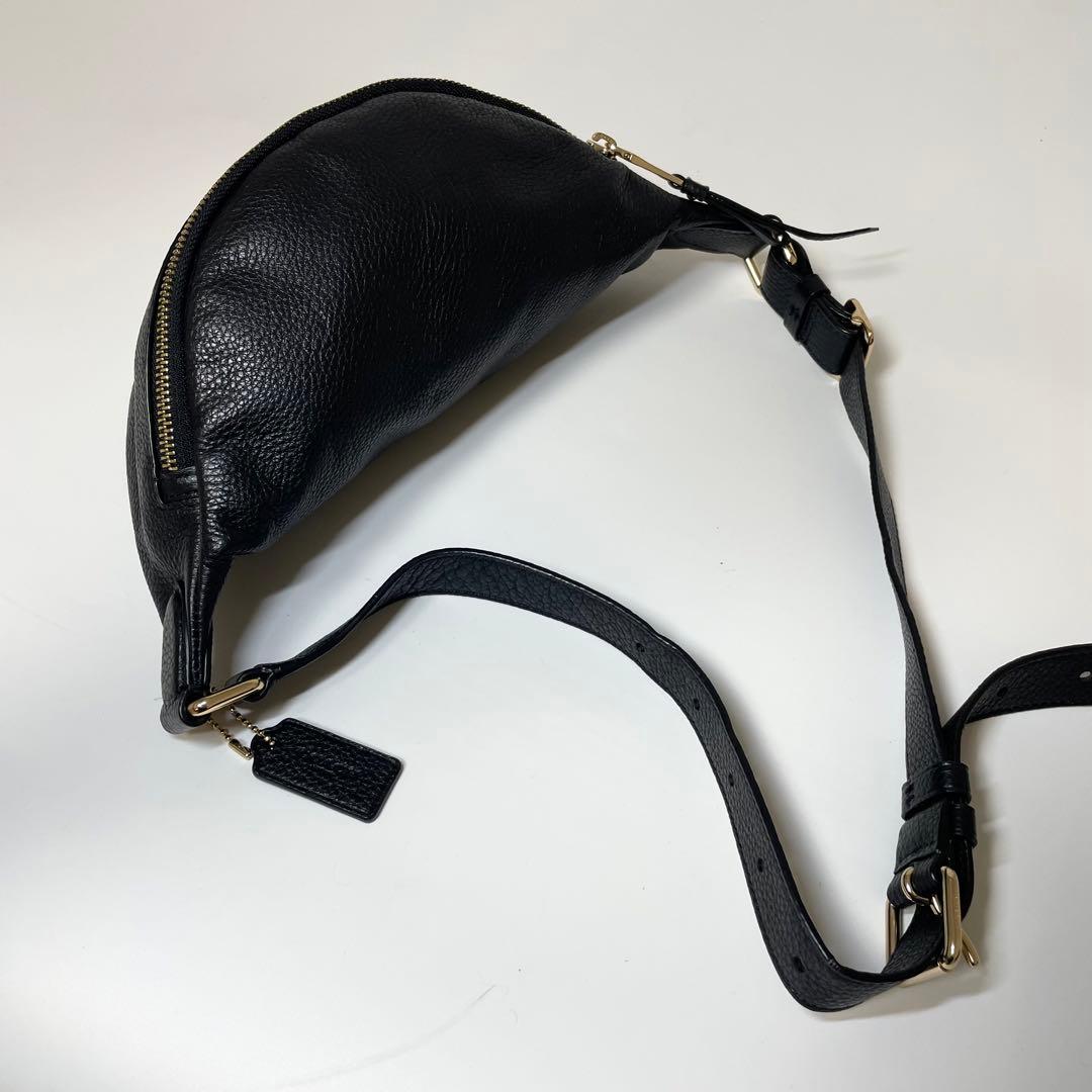 新品同様✨️COACH ボディバッグ ウエストポーチ チャーム ペプルドレザー 黒