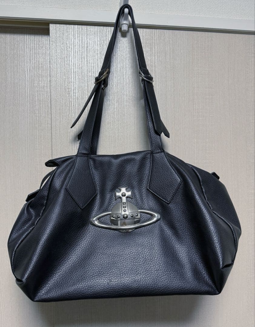 レザー製黒バッグ メタル装飾付き vivienne