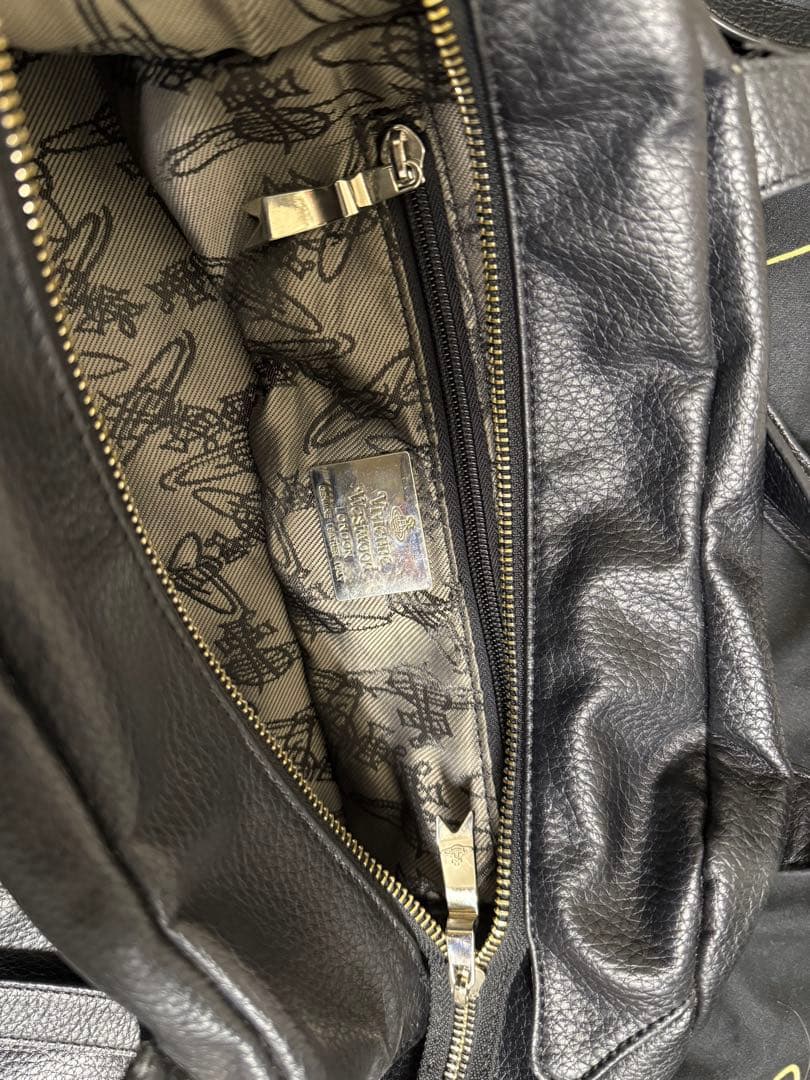 レザー製黒バッグ メタル装飾付き vivienne