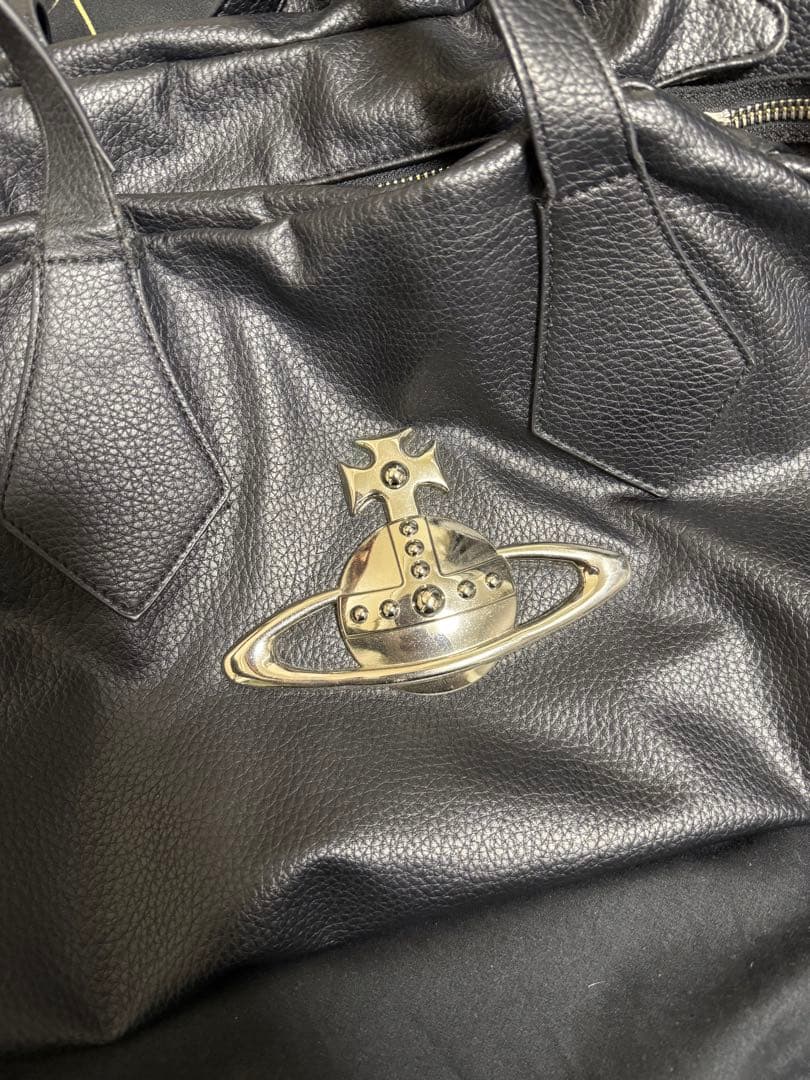 レザー製黒バッグ メタル装飾付き vivienne