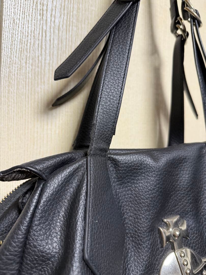 レザー製黒バッグ メタル装飾付き vivienne