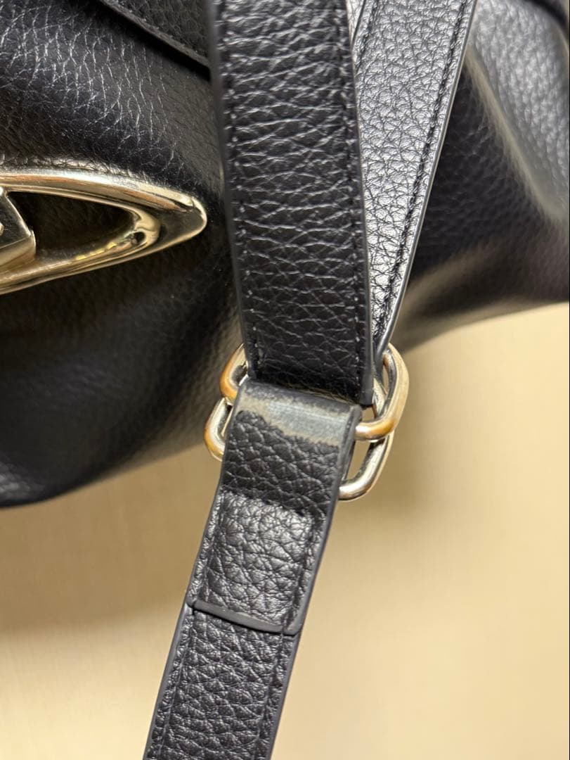 レザー製黒バッグ メタル装飾付き vivienne