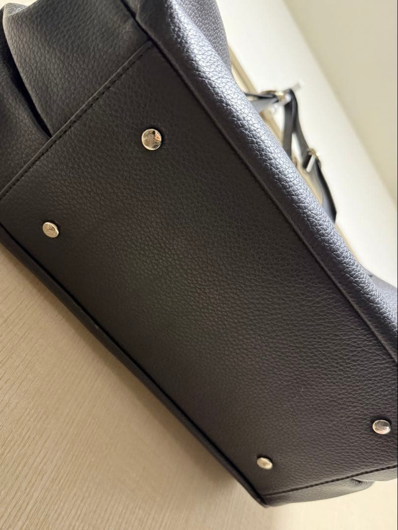 レザー製黒バッグ メタル装飾付き vivienne