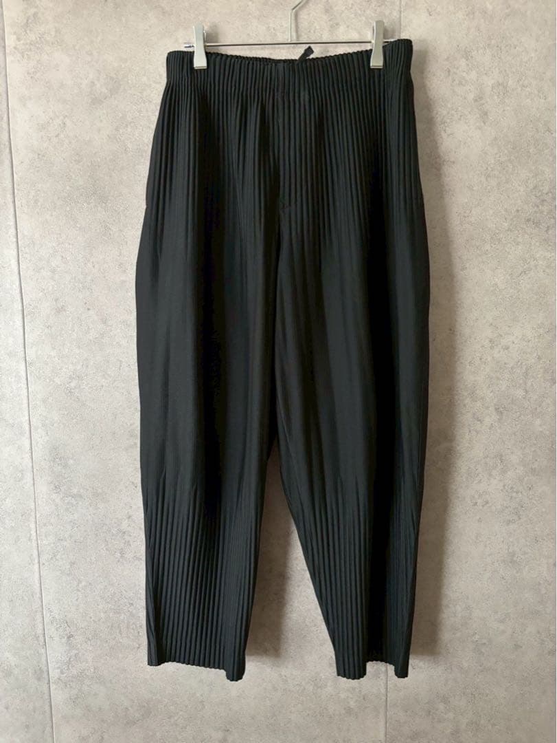 オムプリッセイッセイミヤケ　消しプリーツ　テーパードプリーツパンツ