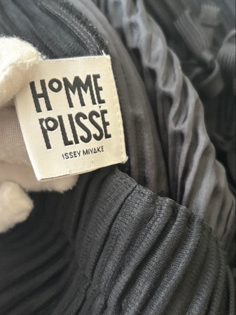 オムプリッセイッセイミヤケ　消しプリーツ　テーパードプリーツパンツ