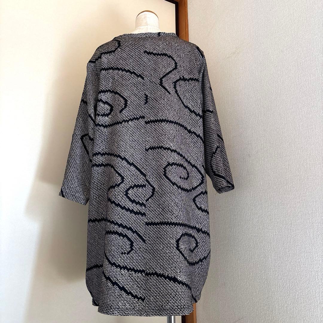 着物リメイクワンピースチュニック　黒ブラック白色総絞り正絹ストール 花ブローチ