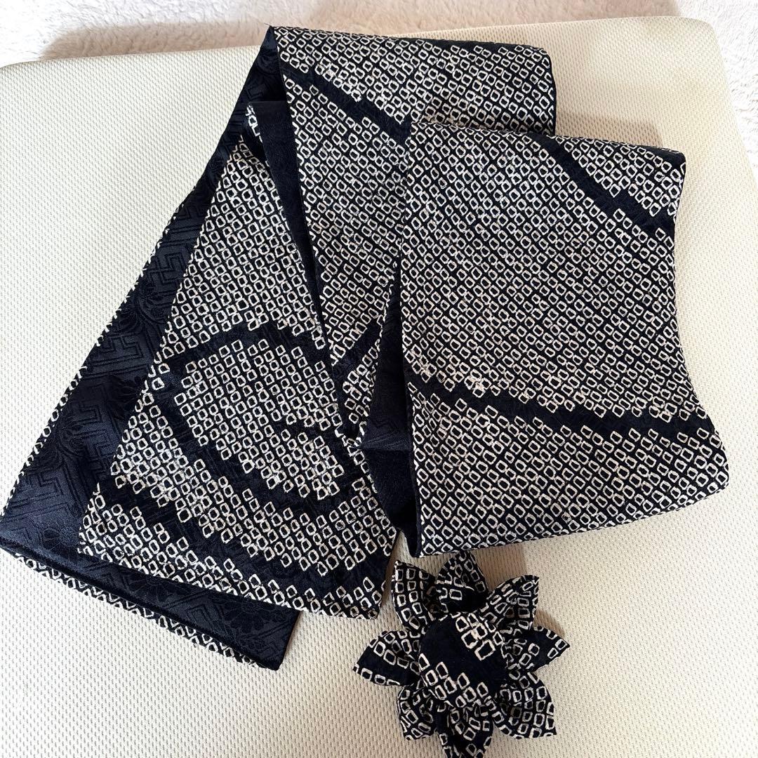 着物リメイクワンピースチュニック　黒ブラック白色総絞り正絹ストール 花ブローチ