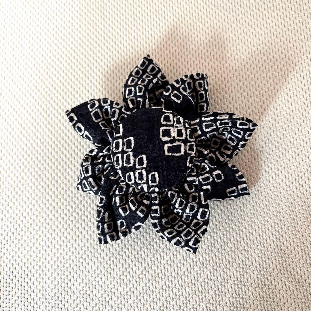 着物リメイクワンピースチュニック　黒ブラック白色総絞り正絹ストール 花ブローチ