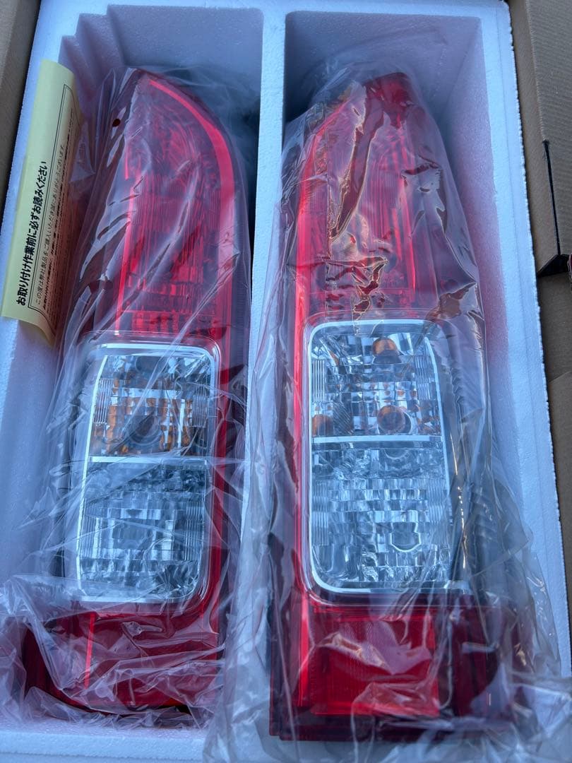 ハイエース　純正テールランプ　新車外し