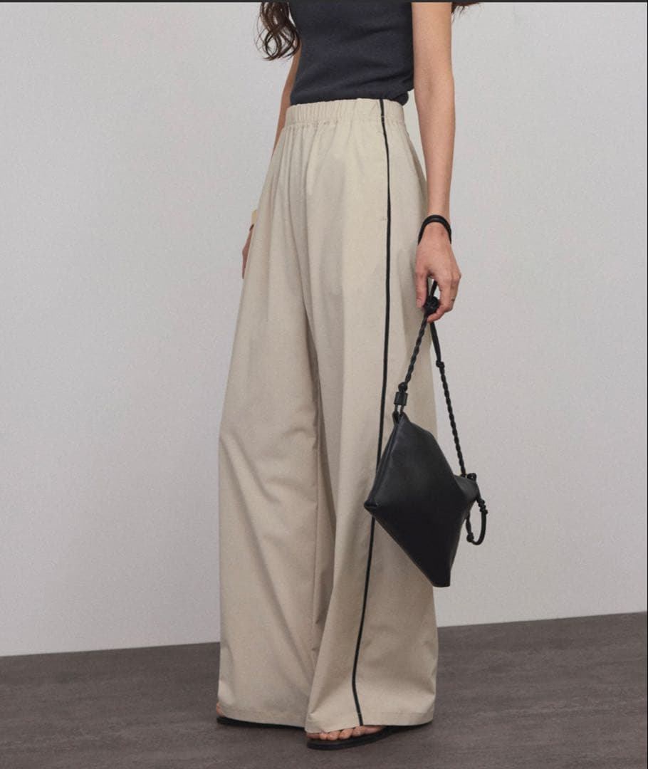 ベージュ サイドライン ワイドパンツ