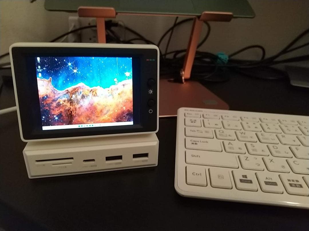 液晶モニター付き多機能USBハブ／SDカードリーダー搭載