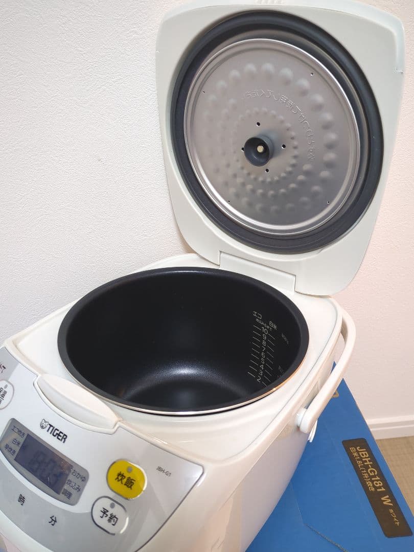 TIGER ホワイト炊飯器 デジタル表示