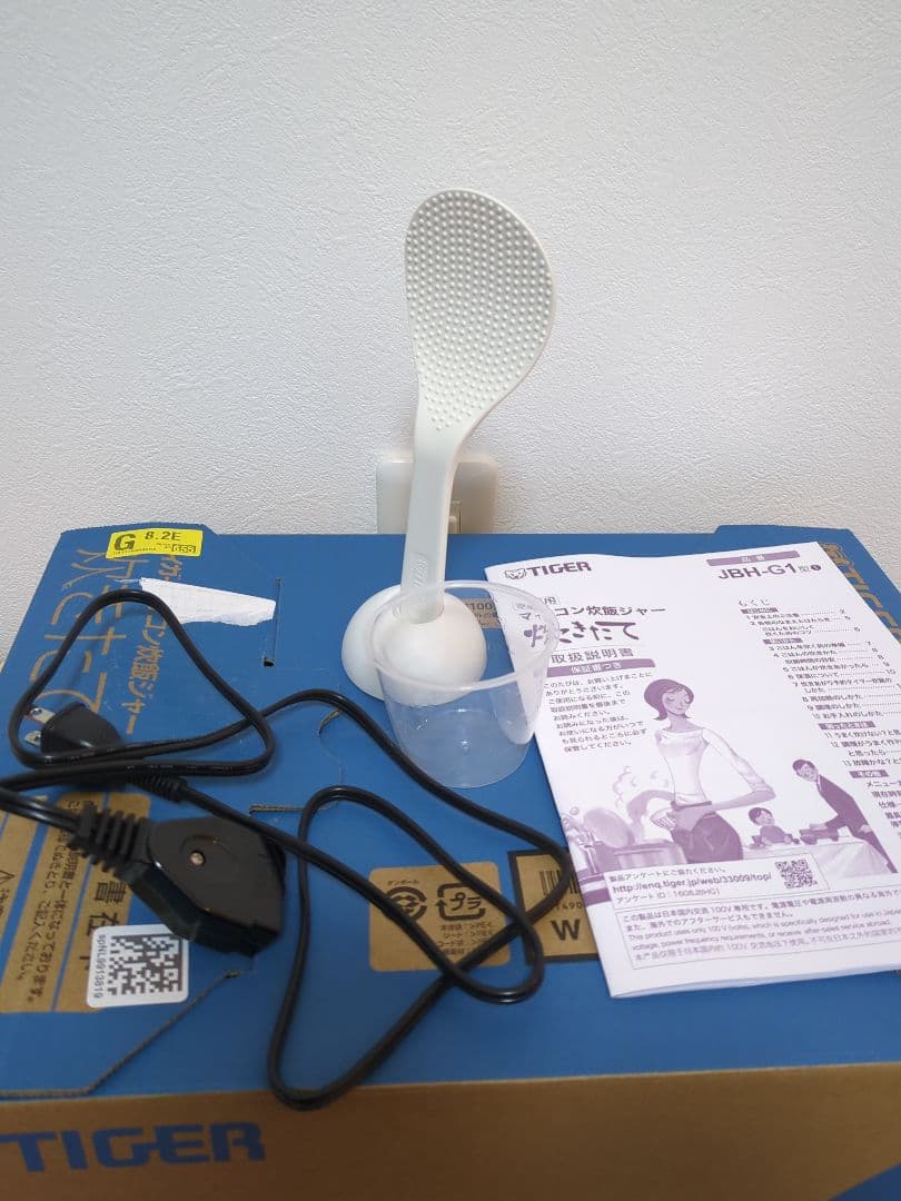 TIGER ホワイト炊飯器 デジタル表示