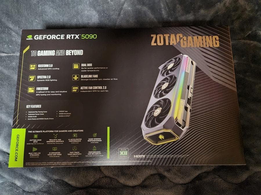 ZOTAC RTX 5090 AMP Extreme INFINITY 本体