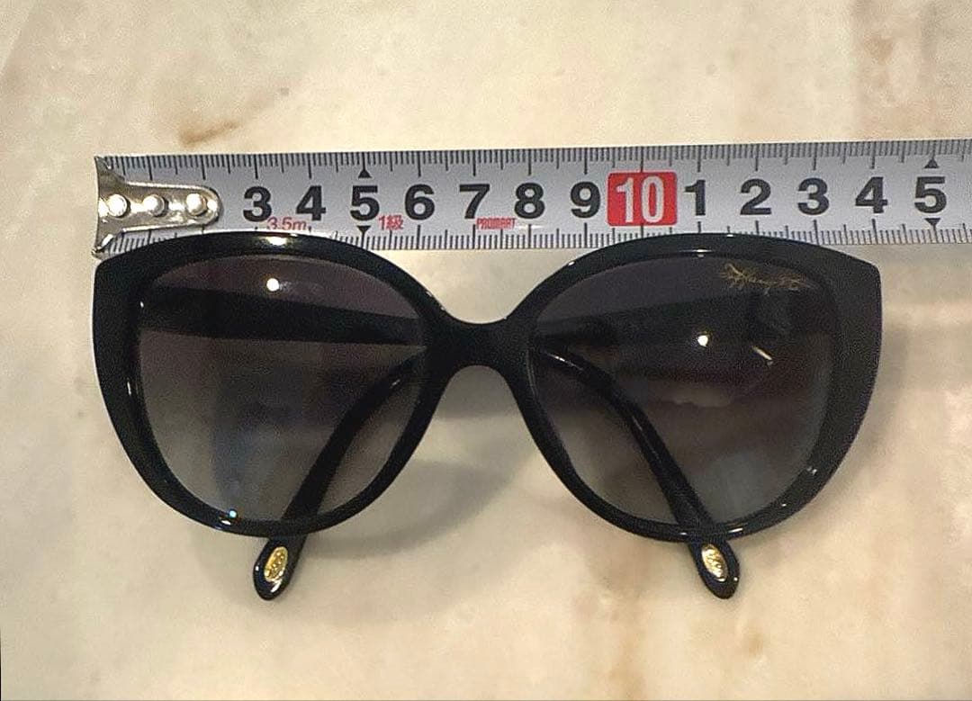 Tiffany & Co. ブラックラウンドサングラス