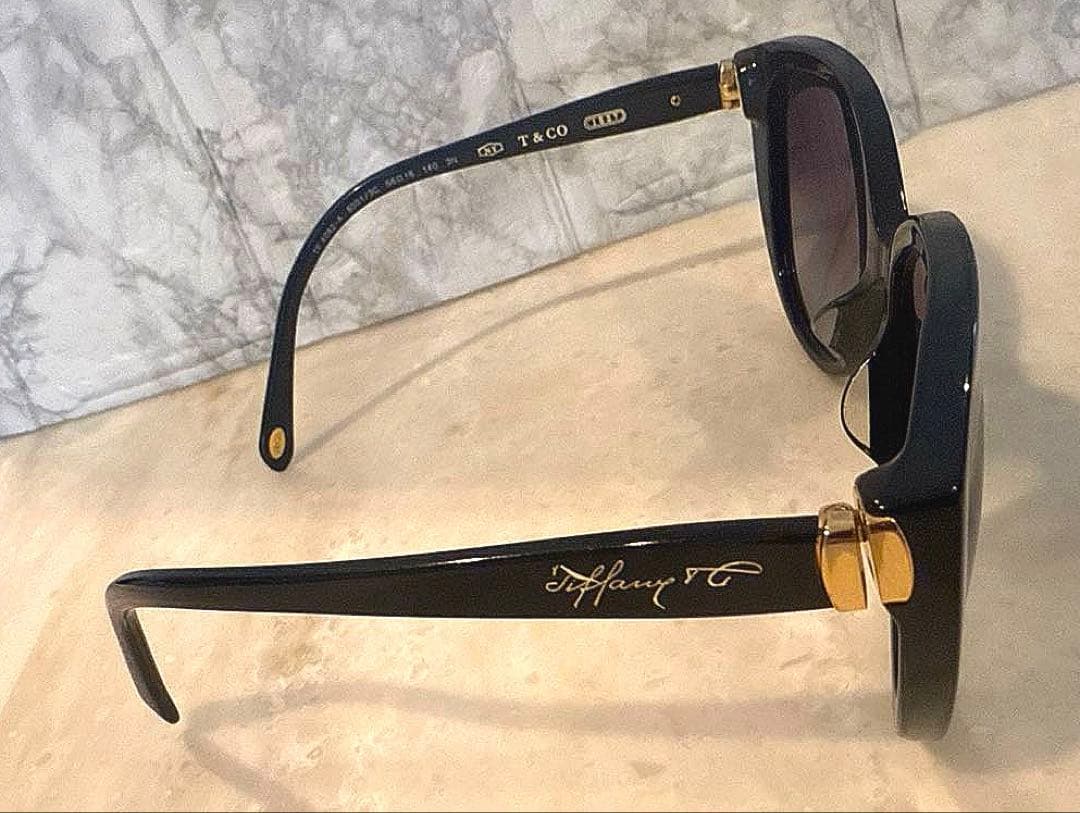 Tiffany & Co. ブラックラウンドサングラス