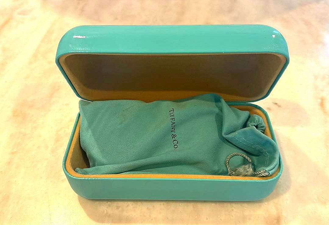 Tiffany & Co. ブラックラウンドサングラス