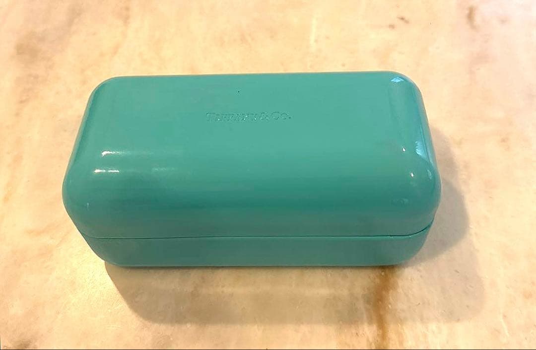 Tiffany & Co. ブラックラウンドサングラス