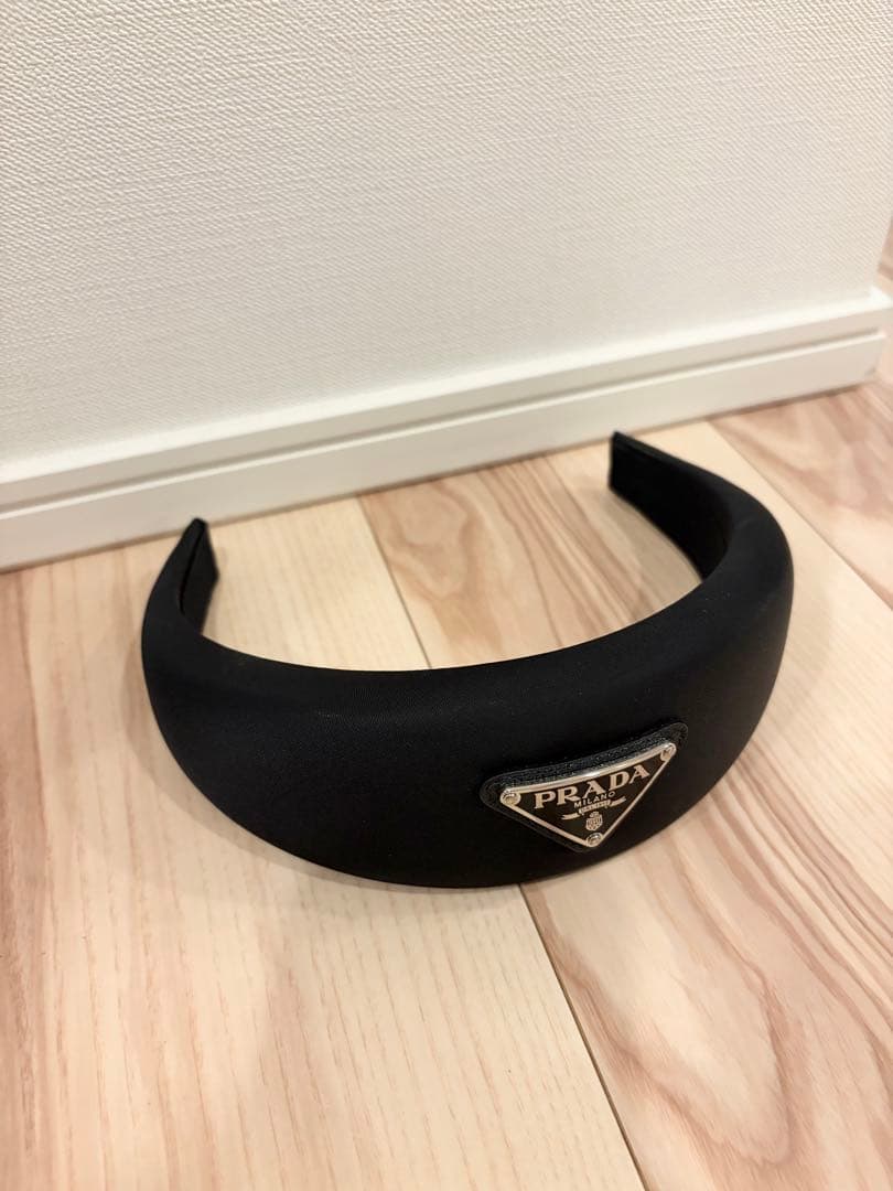 PRADA ブラック ロゴ ヘアアクセサリー ヘアバンド カチューシャ